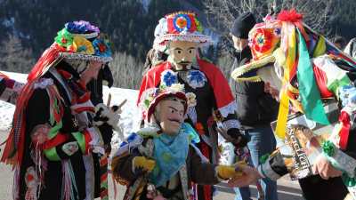 Colori e tradizioni al Carnevale dei Matòci di Valfloriana