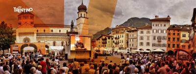 Ordine e disordine nel post pandemia a tinte arancioni con lo scoiattolo del Festival dell'Economia di Trento