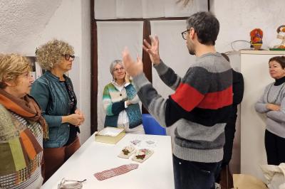 “di mano in mano" un viaggio tattile tra gli oggetti della tradizione al METS