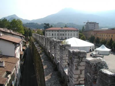 Il restauro delle mura in piazza Fiera a Trento