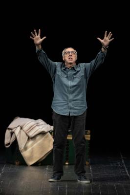 Andrea Castelli sale sul palco del Teatro Cuminetti di Trento