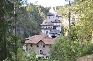Un ciclo di incontri e visite guidate in Val di Non "Intorno al Santuario di San Romedio"