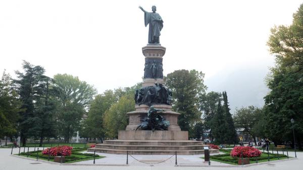 Trento_Piazza_Dante__Nicol_Caranti.jpg